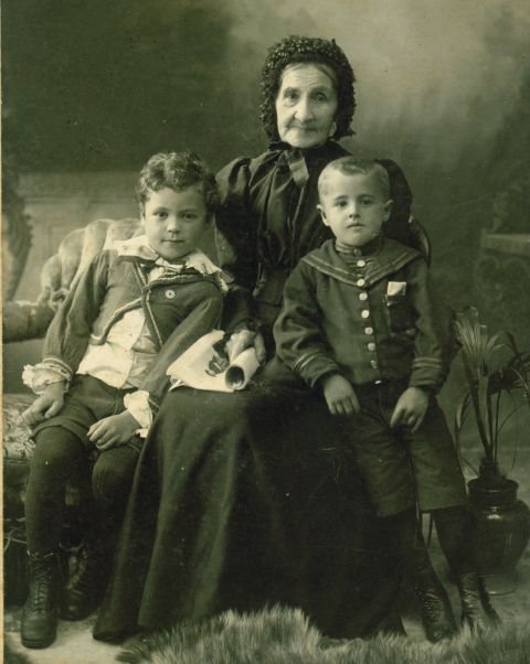 Unidentified family photo