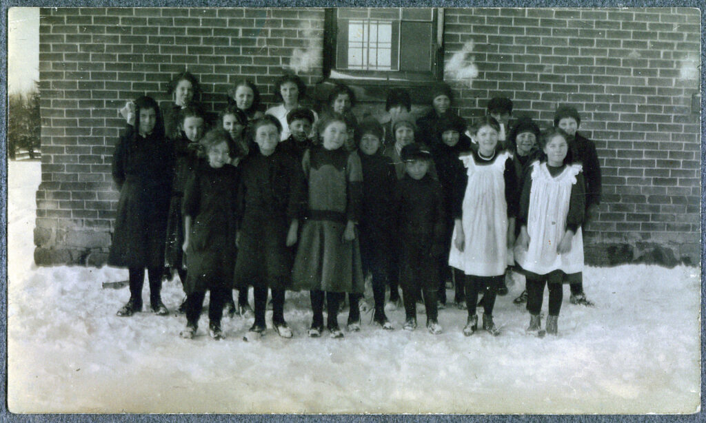 Black and white photo of Students standing in front of the Ferndale school (Barrie), circa 1913